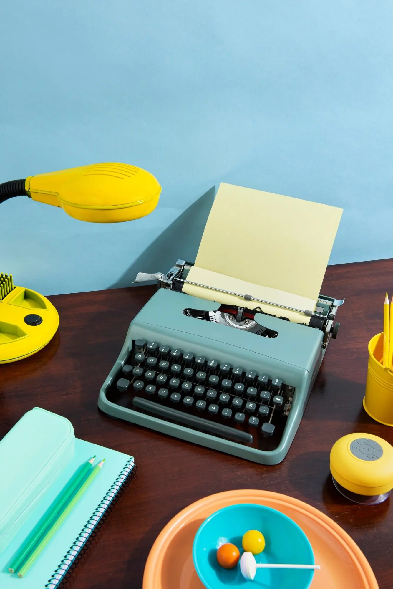 Zurück-zur-Schule-Konzept mit verschiedenen Utensilien