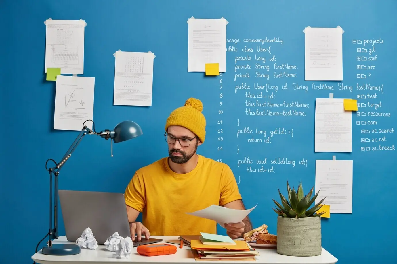 Ein Geschäftsmann arbeitet mit Unterlagen, ist in den Arbeitsprozess im Büro eingebunden und denkt über einen Plan nach.