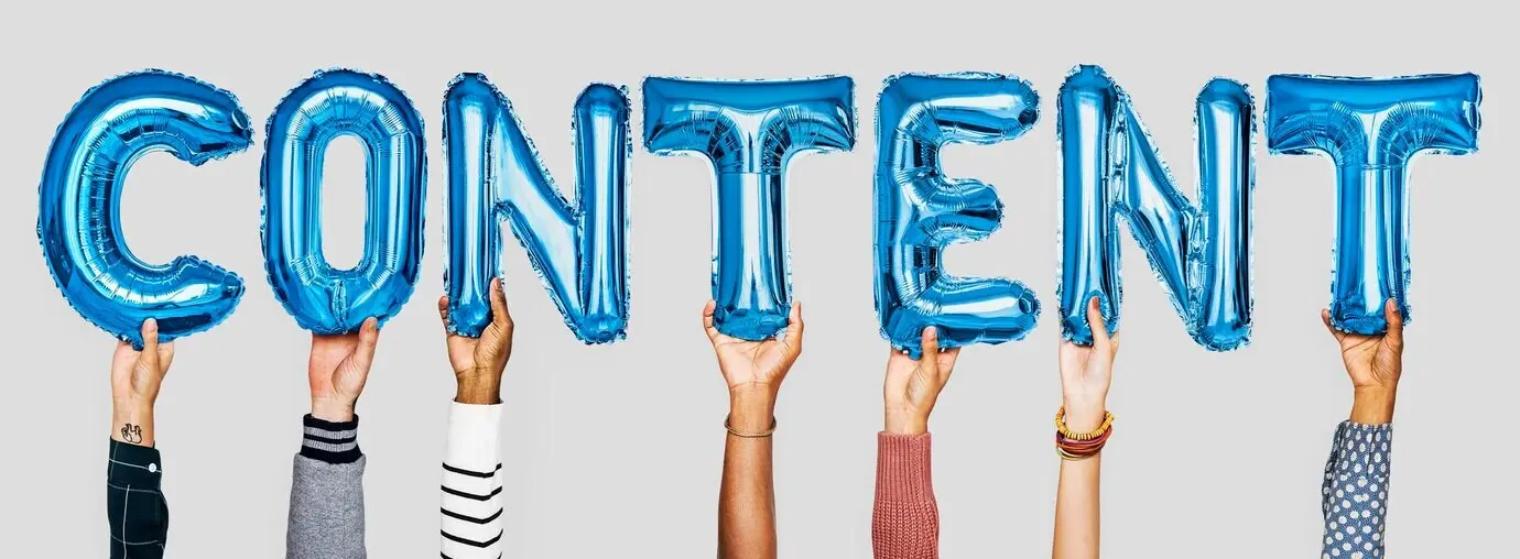 Hände zeigen als Inhalt das Wort 